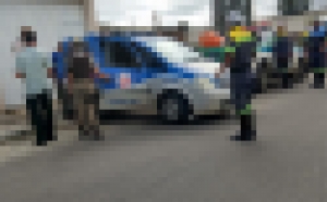 Conquista: Prefeitura e Polícia Militar realizam blitz; 3 vanzeiros são conduzidos a delegacia