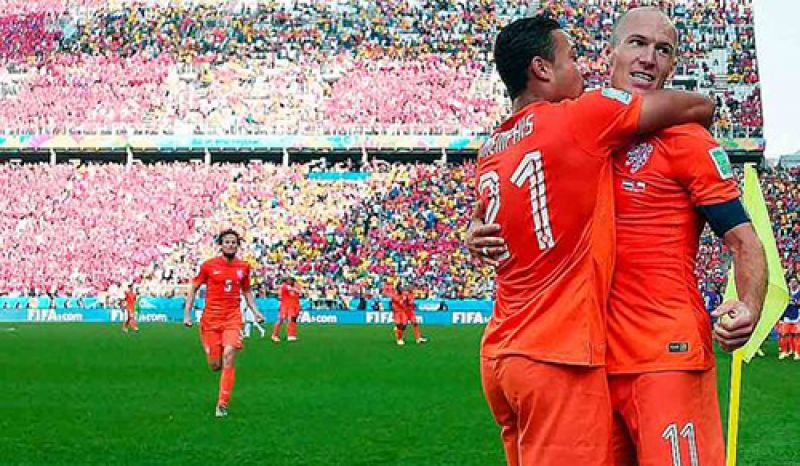 Holanda vence, mantém 100%, e Chile deve pegar o Brasil nas oitavas