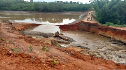 URGENTE: Com projeto inacabado, barragem da Lagoa do Curral se rompe em Condeúba