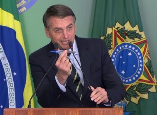 Bolsonaro publica lei que anistia partidos