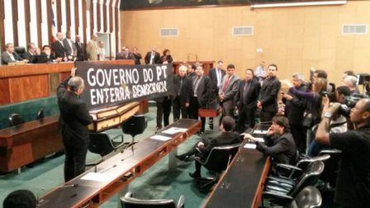 ALBA: caixão no plenário irrita presidente Marcelo Nilo