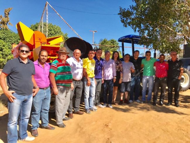 Deputado Luciano Ribeiro destina tratores agrícolas aos municípios de Licínio de Almeida e Guajeru