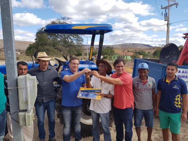 Luciano Ribeiro entrega tratores agrícolas em Cordeiros e Piripá