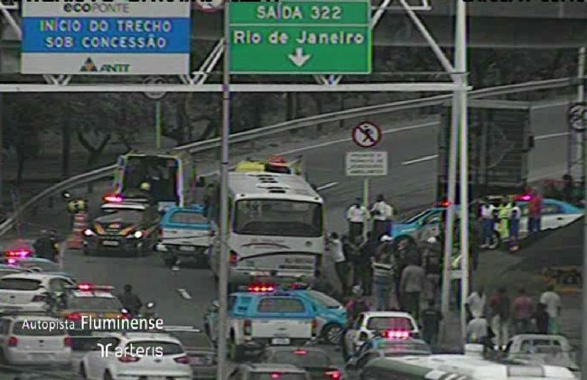 Assalto a ônibus com reféns interdita acesso à Ponte Rio-Niterói