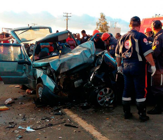 Conquista: casal de idosos morre e quatro pessoas ficam feridas em grave acidente na BR-116
