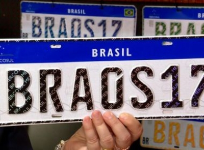 Bolsonaro anuncia pretensão de retirar placa de carros do Mercosul