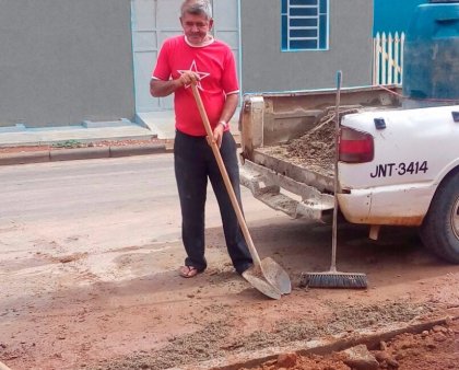 Condeúba: Funcionário da prefeitura trabalha com camiseta do PT e sem equipamentos de proteção