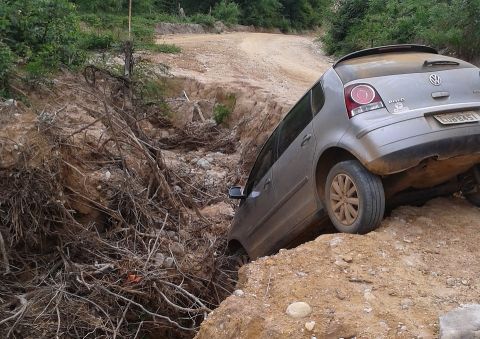 Condeúba: Cratera &#039;engole&#039; carro em estrada ; Já é o segundo registrado em menos de uma semana