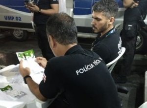 Polícia apreende ingressos do jogo do Brasil com indícios de adulteração