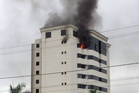 Pânico: Apartamento pega fogo em Vitória da Conquista, assista ao vídeo