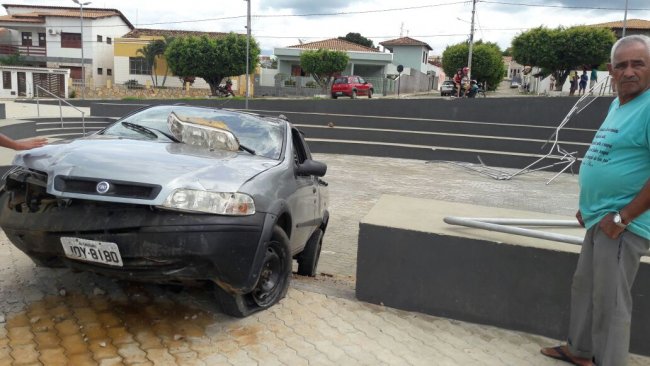 Condeúba: Carro avança cercado e caí em praça; posto vizinho foi assaltado em paralelo