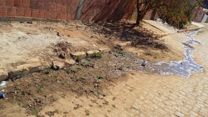 Condeúba: Moradores reclamam de esgoto acumulado em rua do Divino