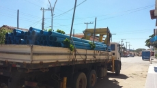 Piripá: morador flagra caminhão retirando tubos de projeto de abastecimento não realizado pela Embasa