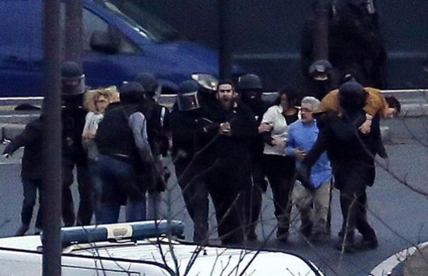 Acabou: Irmãos suspeitos em ataque a revista 'Charlie Hebdo' estão mortos, diz prefeita de Paris