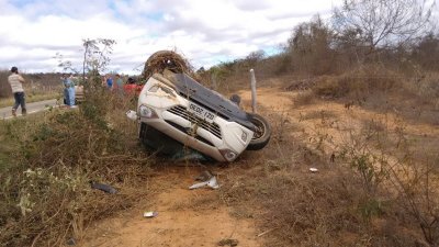 BA-263: Carro de médica perde o controle e capota próximo a Piripá