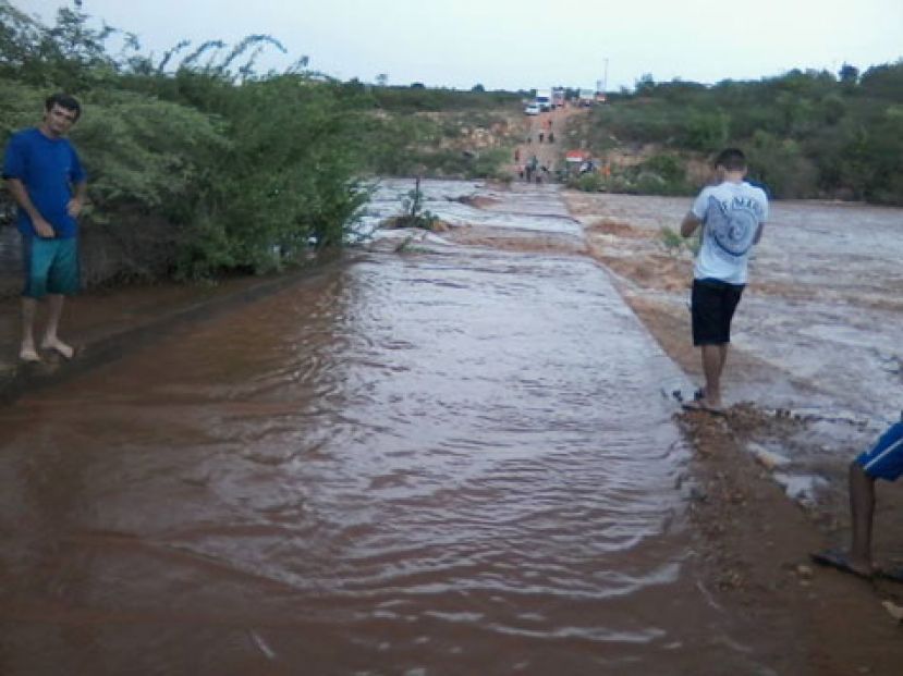 Chuva continua provocando transtornos na região