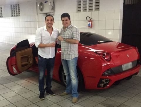 Wesley Safadão compra Ferrari e posa ao lado de amigo; fotos