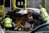 Ferido é socorrido após ataque em mesquita no centro de Christchurch, na Nova Zelândia, nesta sexta-feira (15) 