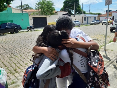 Estudantes se abraçam após ataque a escola de Suzano