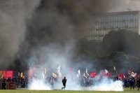 URGENTE: Manifestantes ateiam fogo a ministérios e força nacional é acionada