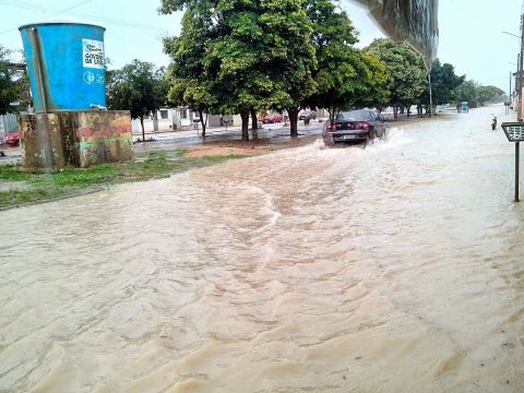 Belo Campo: Água da chuva alaga ruas e invade casas
