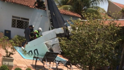 Três pessoas morrem após avião pequeno cair em quintal de casa no interior de SP