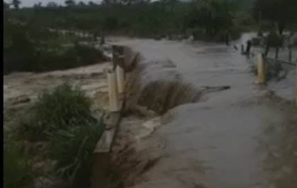 Condeúba: Enchente em rio destrói ponte na zona rural; Veja vídeo