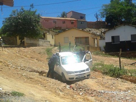 Condeúba: Carro com Prefeito Guto e Secretário cai em buraco de rua mal conservada