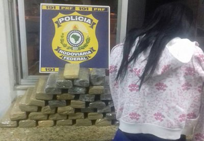 Traficante é presa com 30 kg de maconha dentro de ônibus