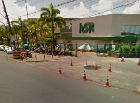 Grupo vestido de jaleco assalta carro-forte dentro de hospital em Salvador