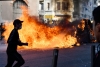 Estudantes do ensino médio que protestam contra as reformas da educação do governo francês colocam fogo em lixo em Marselha, no sul da França, nesta quinta-feira (6) — Foto: Gerard Julien / AFP