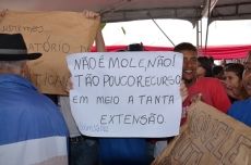 Belo Campo: Wagner é recebido sob protesto e bate boca do palanque com estudante da plateia