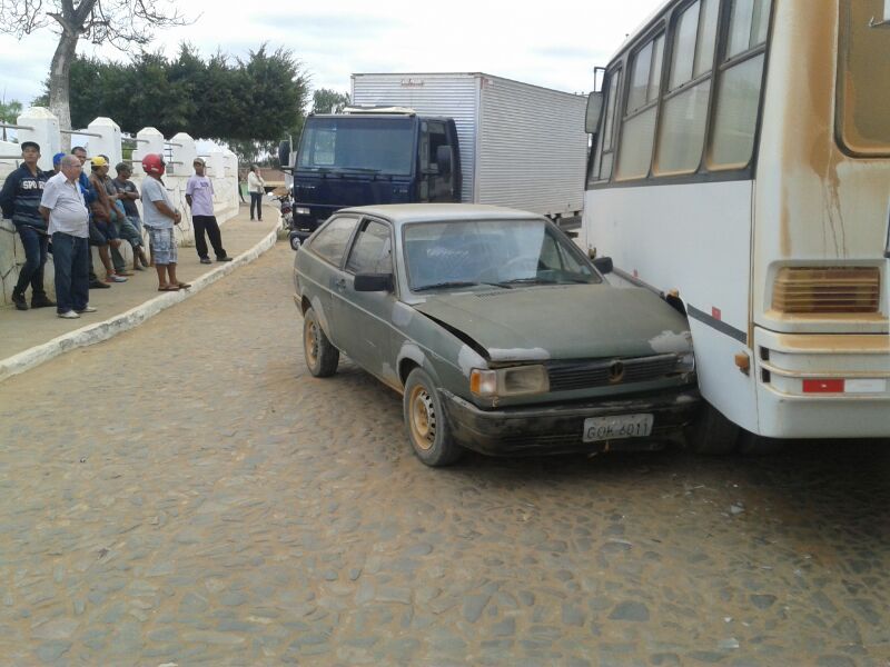 Condeúba: Carro de passeio colide com caminhão e ônibus