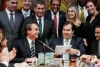 Bolsonaro entregou o projeto diretamente ao presidente da Câmara, Rodrigo Maia (DEM-RJ), na Câmara dos Deputados.