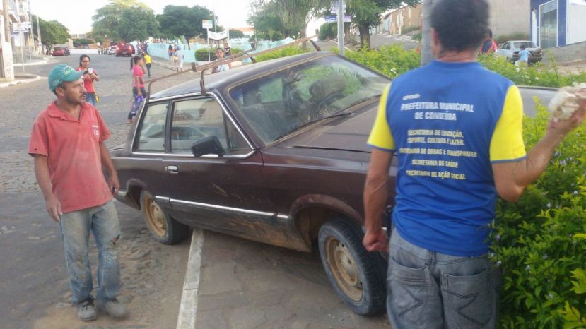 Susto: Carro sem motorista desce ladeira da gruta em Condeúba