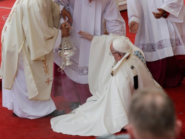 Papa Francisco cai durante missa na Cracóvia, na Polônia