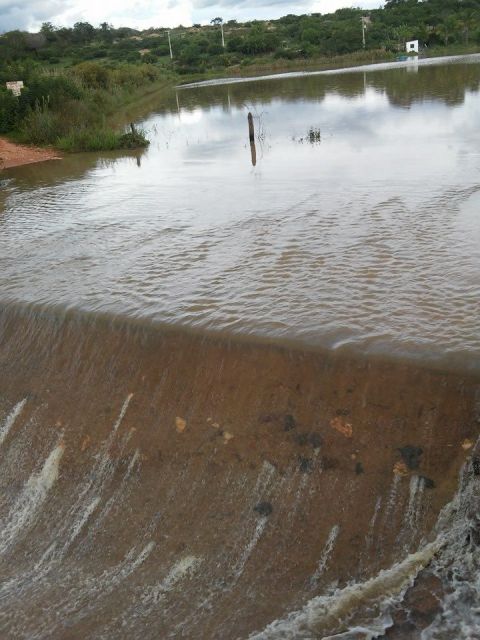 Condeúba: Após chuva em todo o município, barragem da cachoeira sangra.