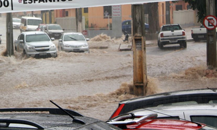 Volta a chover em Conquista; ruas do centro são tomadas novamente pela água