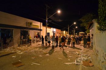 10 homens explodem agência do Banco do Brasil e casas ficam danificadas com impacto