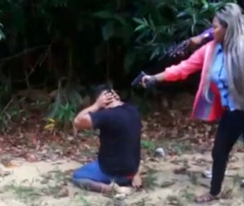 Mulher filma execução de comparsa com celular em Manaus