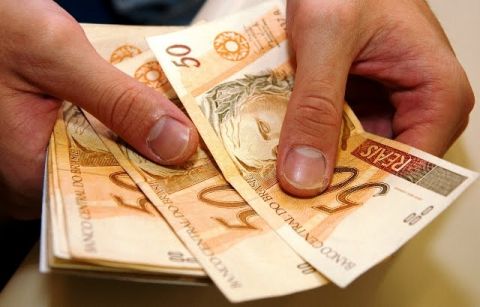 Condeúba: Prefeito propõe 346,15% de aumento salarial para servidor