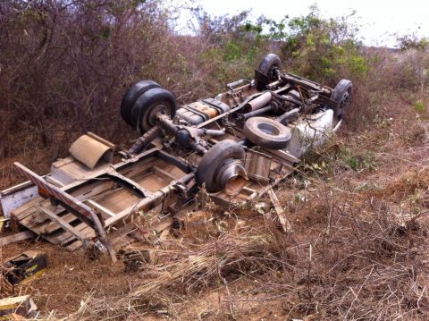 BA-263: Acidente entre Condeúba e Piripá deixam carros destruídos
