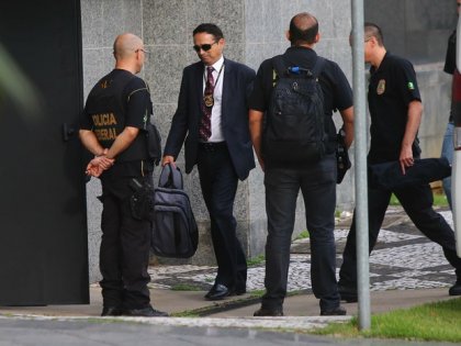 Movimentação na sede da Polícia Federal, em São Paulo, na manhã desta terça-feira (22), durante a 26ª fase da Operação Lava Jato.