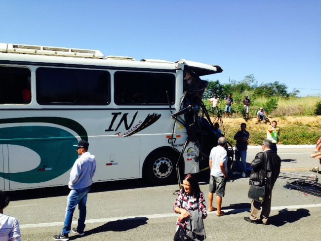 BR-116: Ônibus da Irmãos Nascimento que seguia para SP sofre acidente em veredinha