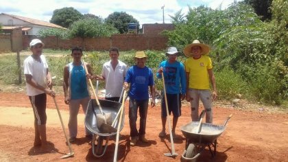 Condeúba: Moradores resolvem assumir o papel da prefeitura e tapar buracos em rua da cidade
