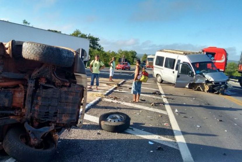BR-116: Acidente com Van que fazia linha para Conquista deixa duas pessoas feridas no acesso a Belo Campo