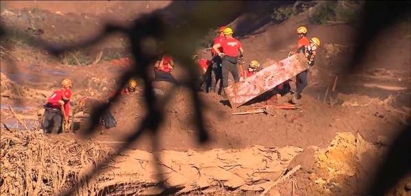 Rompimento da barragem da Vale deixou 201 mortes confirmadas em Brumadinho. Bombeiros buscam desaparecidos. — Foto: Reprodução/Rede Globo