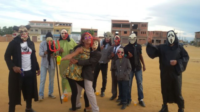Condeúba: desfiles de caretas marcam a passagem do carnaval