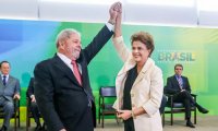 Lula toma posse como ministro, mas Justiça suspende ato de nomeação