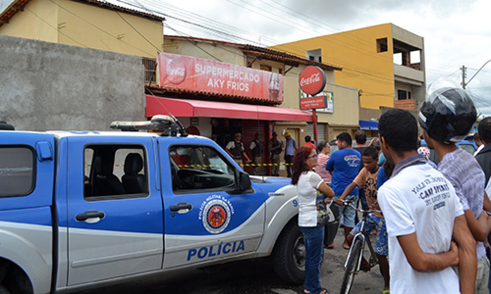 Bandidos invadem mercado e matam comerciante